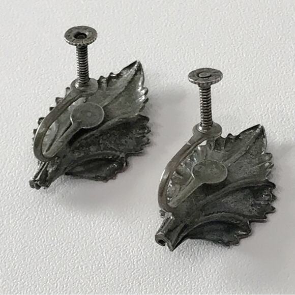 Antique Sterling Silver Botanical Lilly Flower Design Screw Back Earrings - Picture 11 of 14